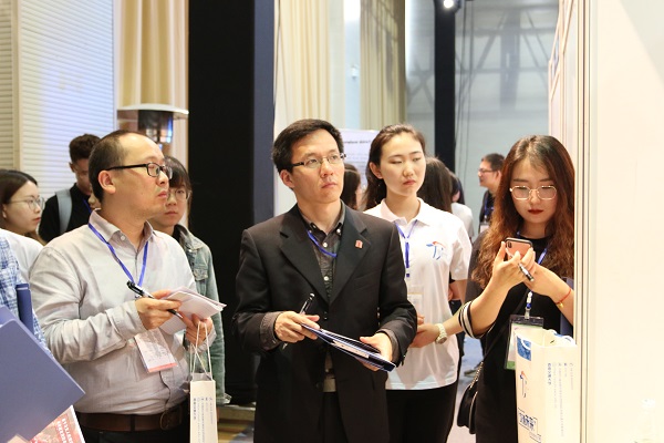 1524460164260342.jpg 2.设计凯发
副院长韩挺教授担任评委.JPG